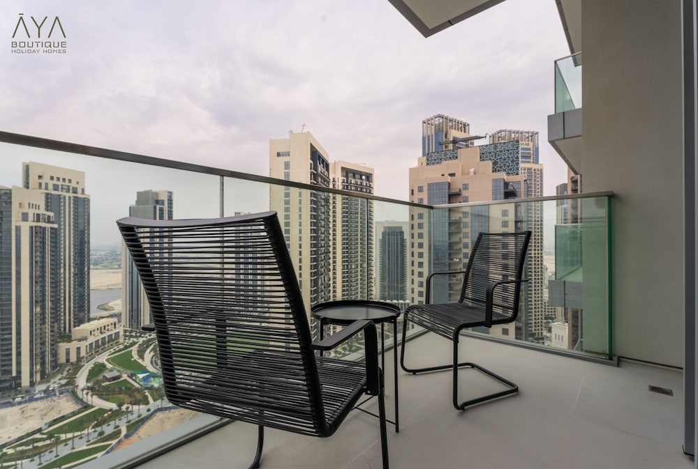 Aya - Elegant 1BR Apartment With Balcony and Creek Views photo 3
