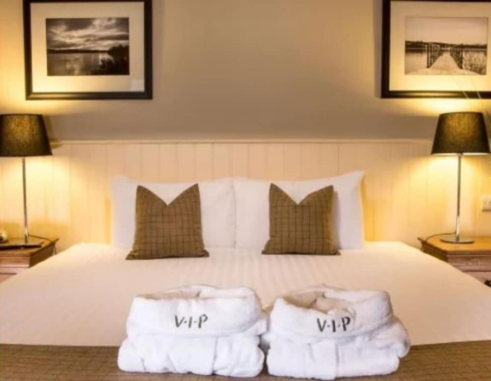 Lochside Lodge Retreat - Stunning Lakeside Escape view 3