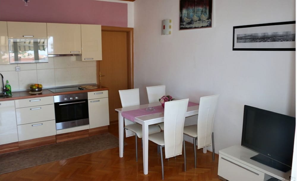 Buffalo - 150m From the Beach & Parking - A2 view 4