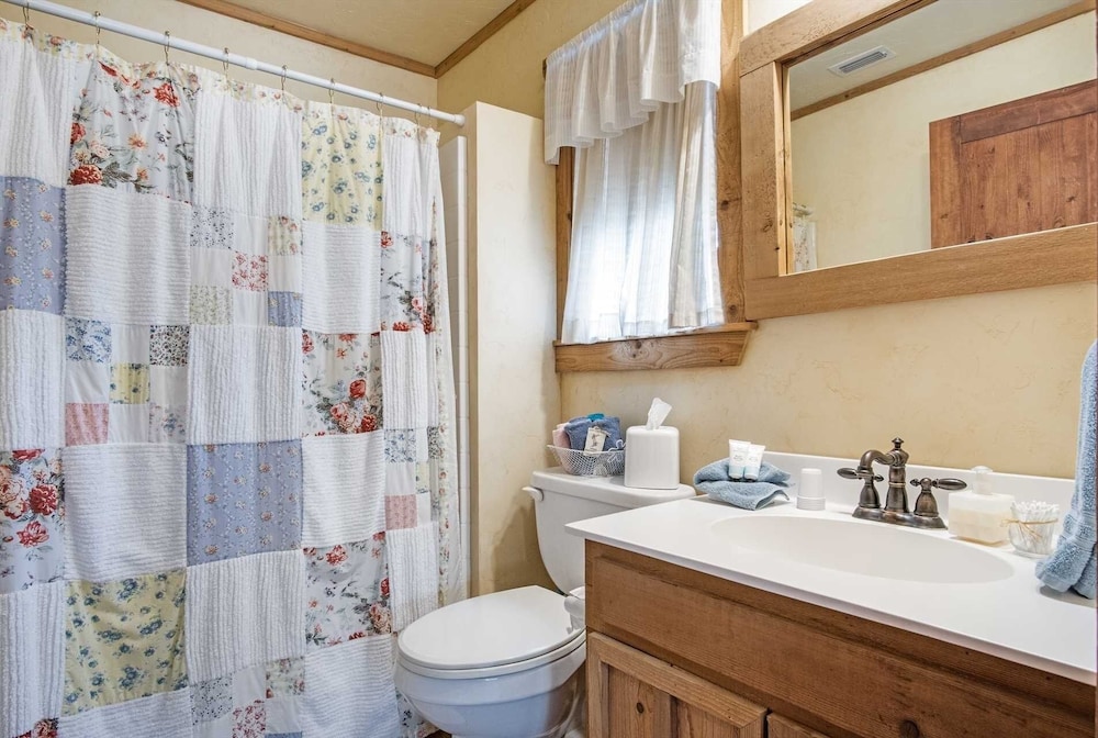 Sistercreek Ranch - Other Cabin 2 Bedroom Cabin