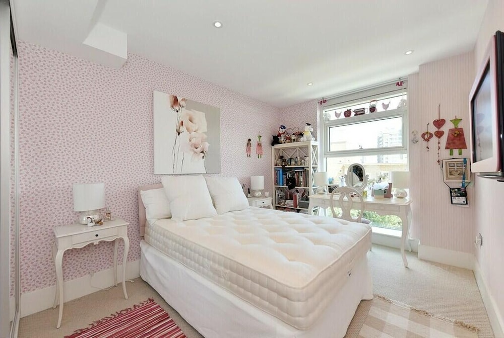 Luxury City Apartment in London Battersea Reach view 3