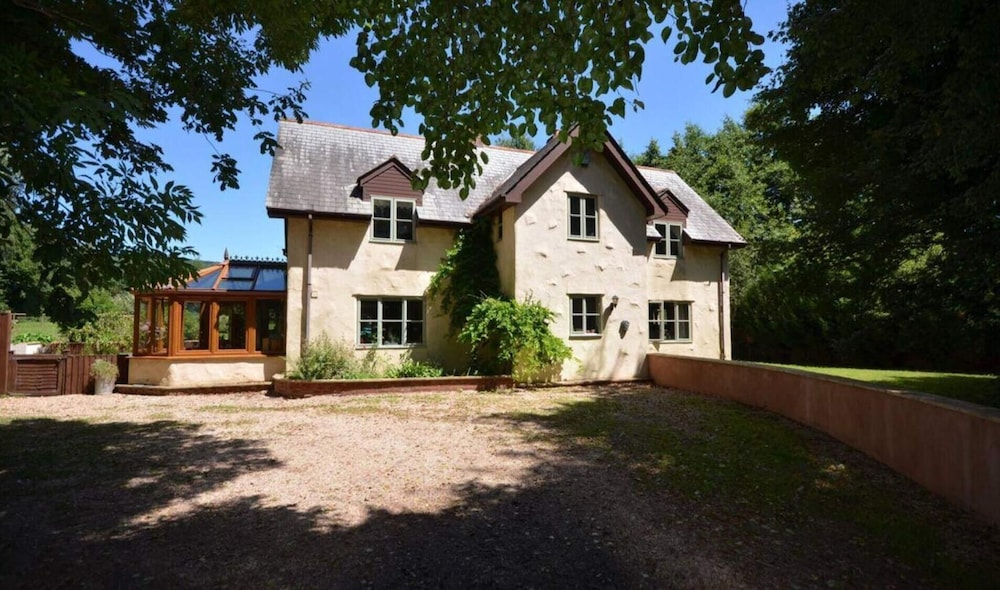 5-bed Home - Sleeps 12, Pool, Garden & Play Area