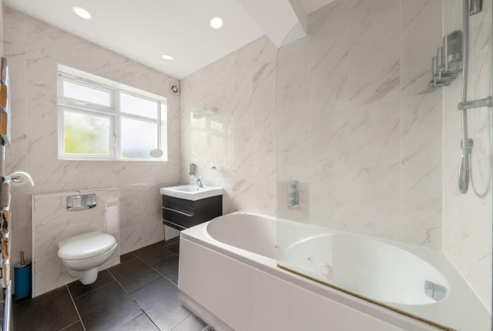 5-bed House - Sleeps 10 - Garden - Parking