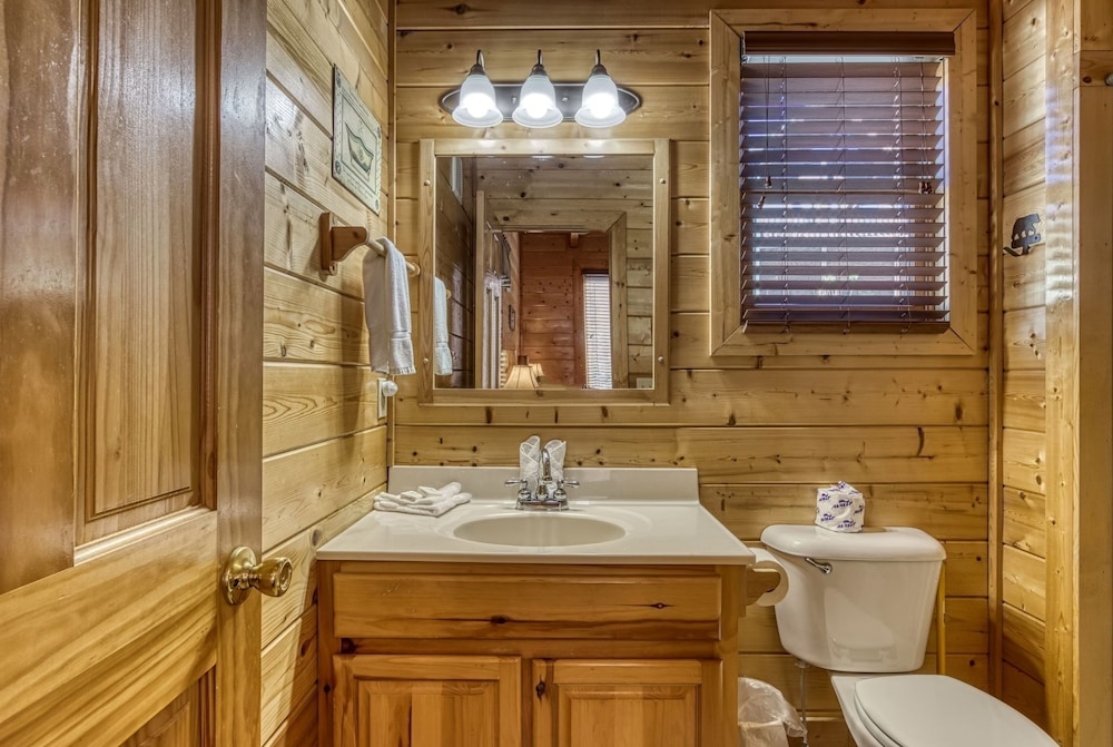 Ern832 - Lakeside Hideaway - Great Location! Close To All The Action! 1 Bedroom Cabin by RedAwning view 5