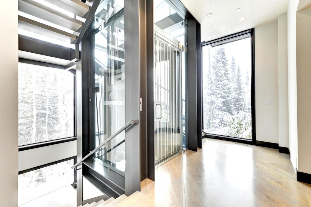 KBM Resorts Walk to Slopes, Sports Court, Private Home Theater, Sleeps 17, Outdoor Hot Tub Pco-184m