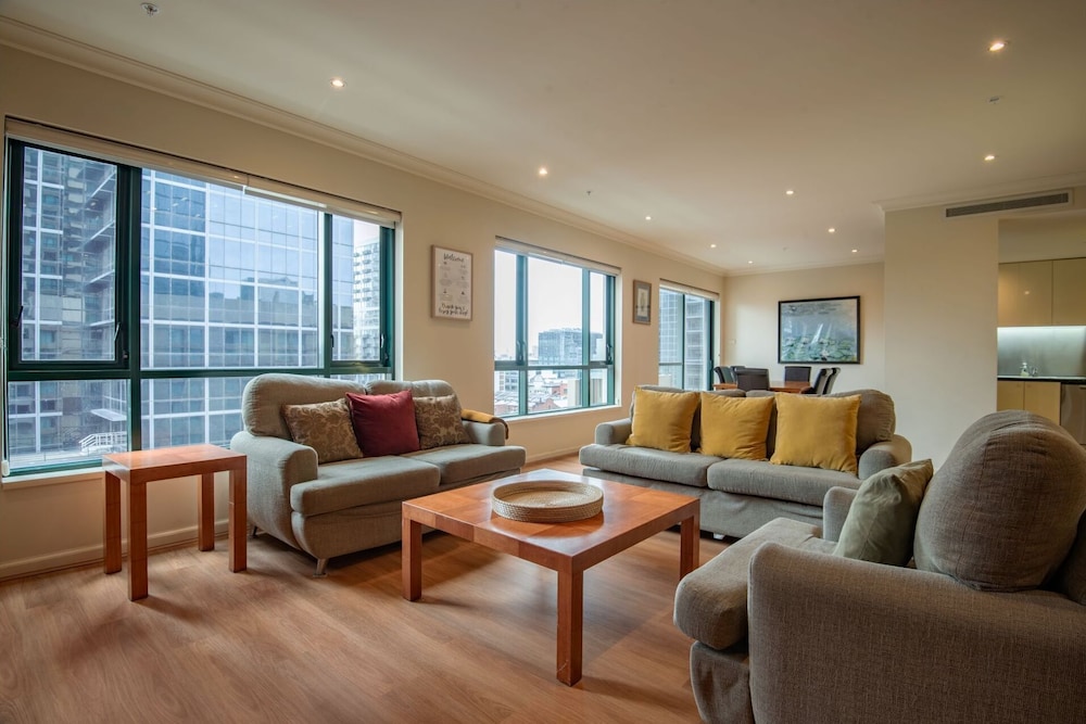 Elegant 4B 2B Unit in Melbourne CBD w/ Parking!