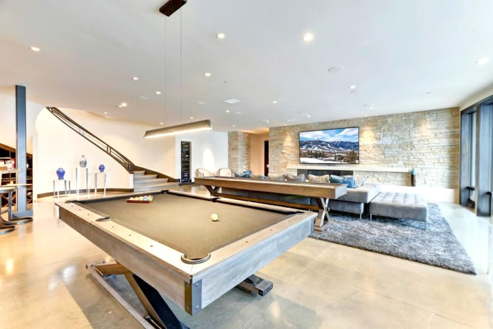 KBM Resorts Walk to Slopes, Sports Court, Private Home Theater, Sleeps 17, Outdoor Hot Tub Pco-184m