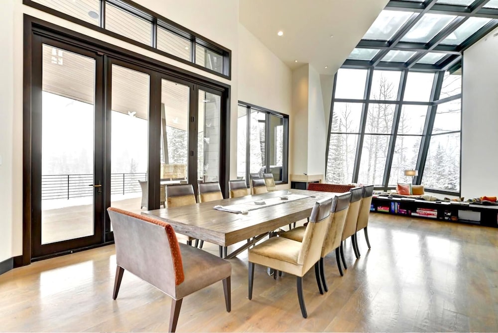 KBM Resorts Walk to Slopes, Sports Court, Private Home Theater, Sleeps 17, Outdoor Hot Tub Pco-184m