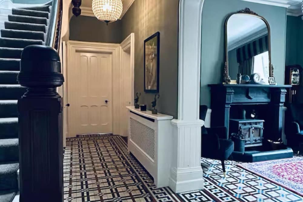 Lodge - Sleeps 18, pet Friendly & Free Parking