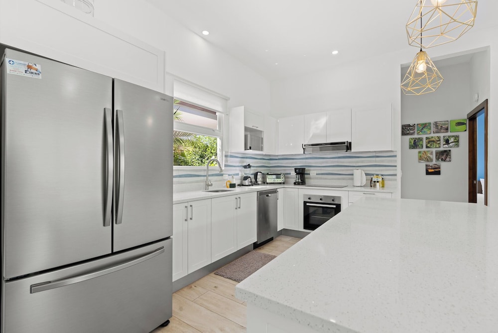Luxurious Home with Bright, Modern Design and Private Infinity Pool in High-End Community