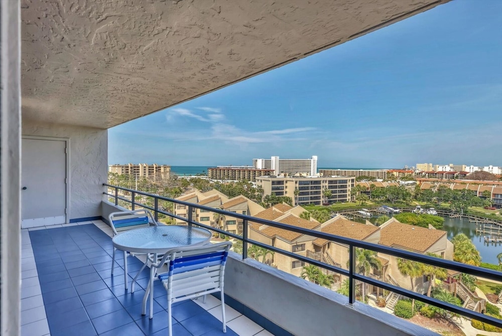 Anchorage Resort 8th Floor Condo In Siesta Key With Resort Amenities And Private Beach Access! 2 Bedroom Condo