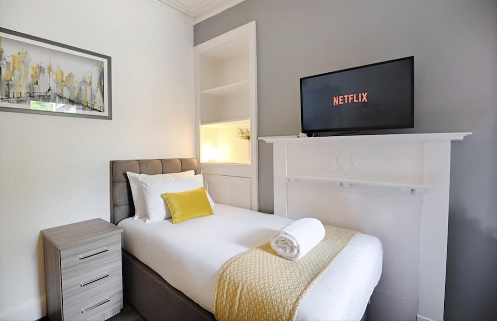 4 Bed House - Sleeps 11 - Pets - Parking - Wifi view 4