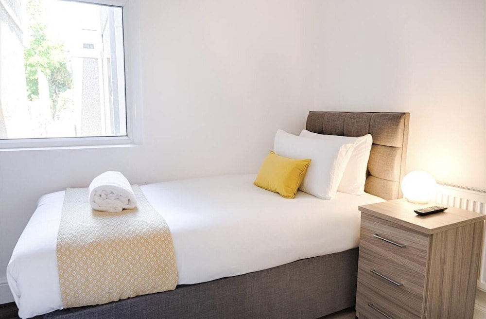 4 Bed House - Sleeps 11 - Pets - Parking - Wifi view 5