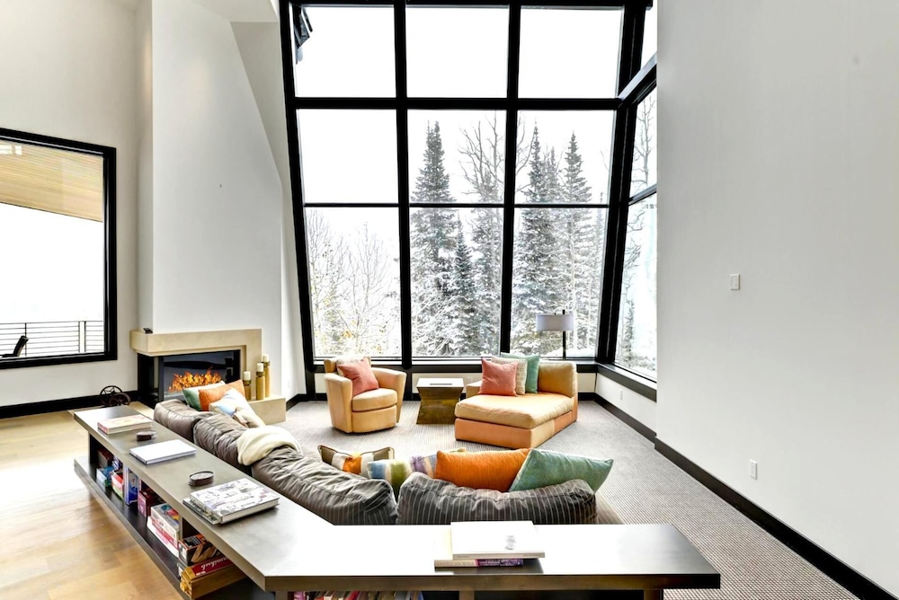 KBM Resorts Walk to Slopes, Sports Court, Private Home Theater, Sleeps 17, Outdoor Hot Tub Pco-184m