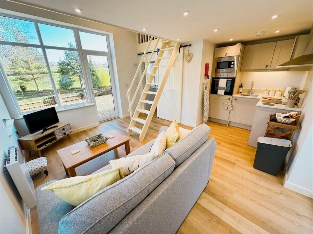 Honey Bee Cottage, Tiny House, Welshpool
