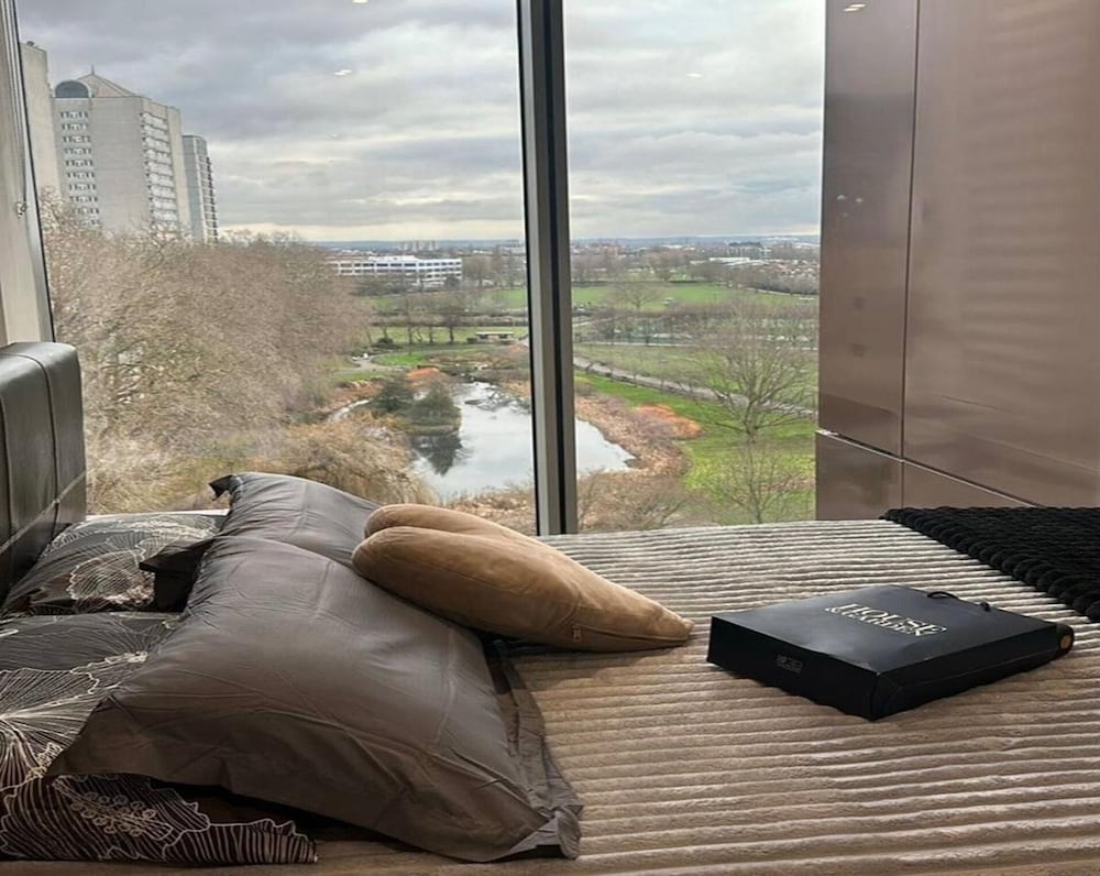 Stunning 2-bedroom Flat With Park View