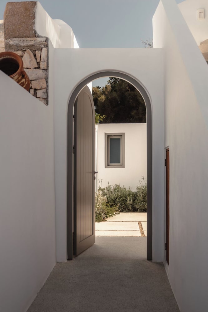 Siora of Paros - Ammiralis & Castelis
