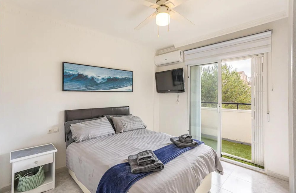 Orihuela Costa, Sleeps 6 With Roof Terrace & Pool