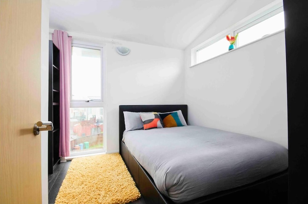 Dellehomes Remarkable 4-bed House in Manchester view 5