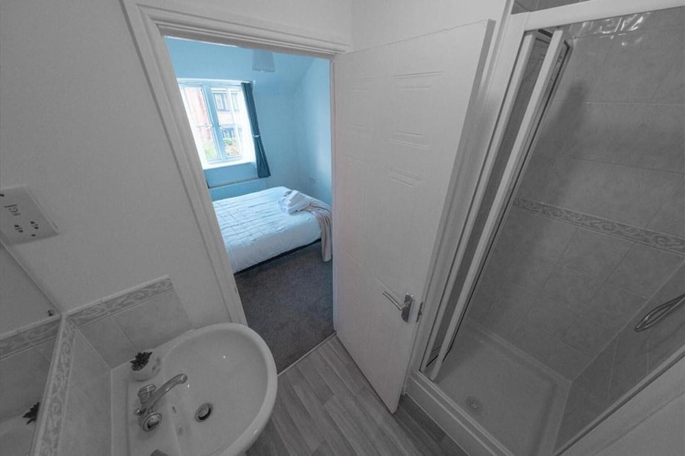 Sleeps 5 - Private Garden- Free Parking