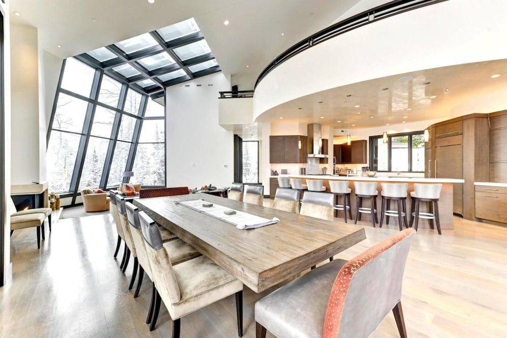 KBM Resorts Walk to Slopes, Sports Court, Private Home Theater, Sleeps 17, Outdoor Hot Tub Pco-184m