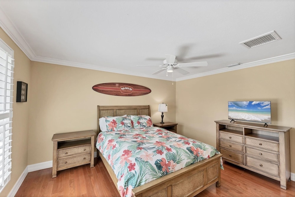 Punta Gorda Isles 4-Bedroom Private Pool+Spa Home on Canal 4 Home