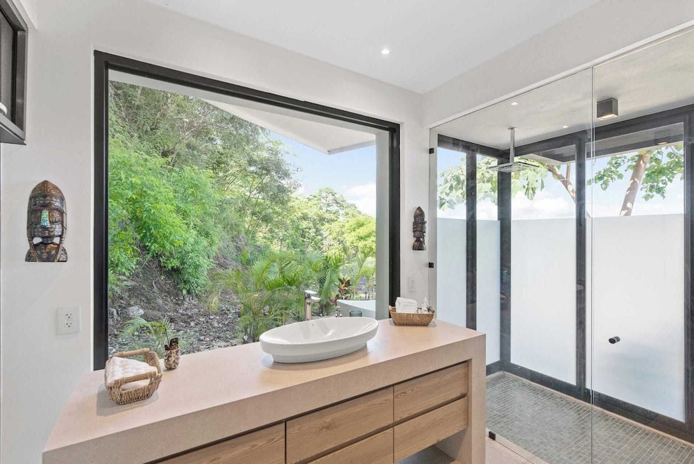 Luxurious Ultramodern Property with Private Suites, Infinity Pool, and Sweeping Ocean and Mountain Views