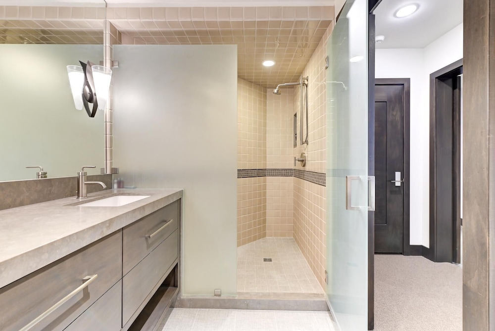 KBM Resorts Walk to Slopes, Sports Court, Private Home Theater, Sleeps 17, Outdoor Hot Tub Pco-184m