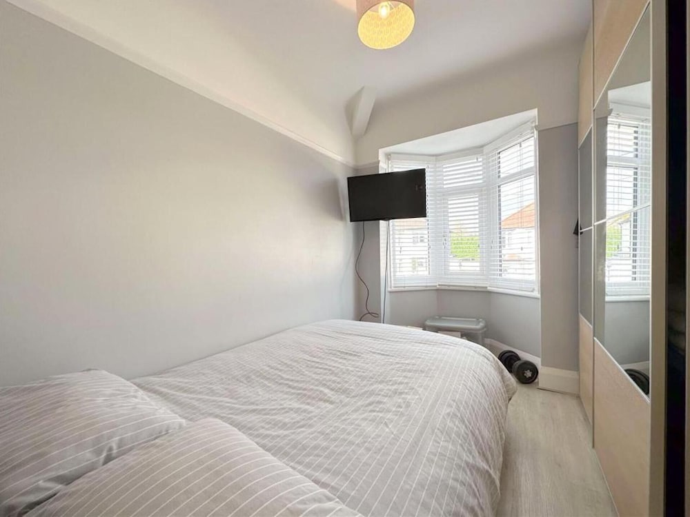 Impeccable 4-bed House in Liverpool view 2