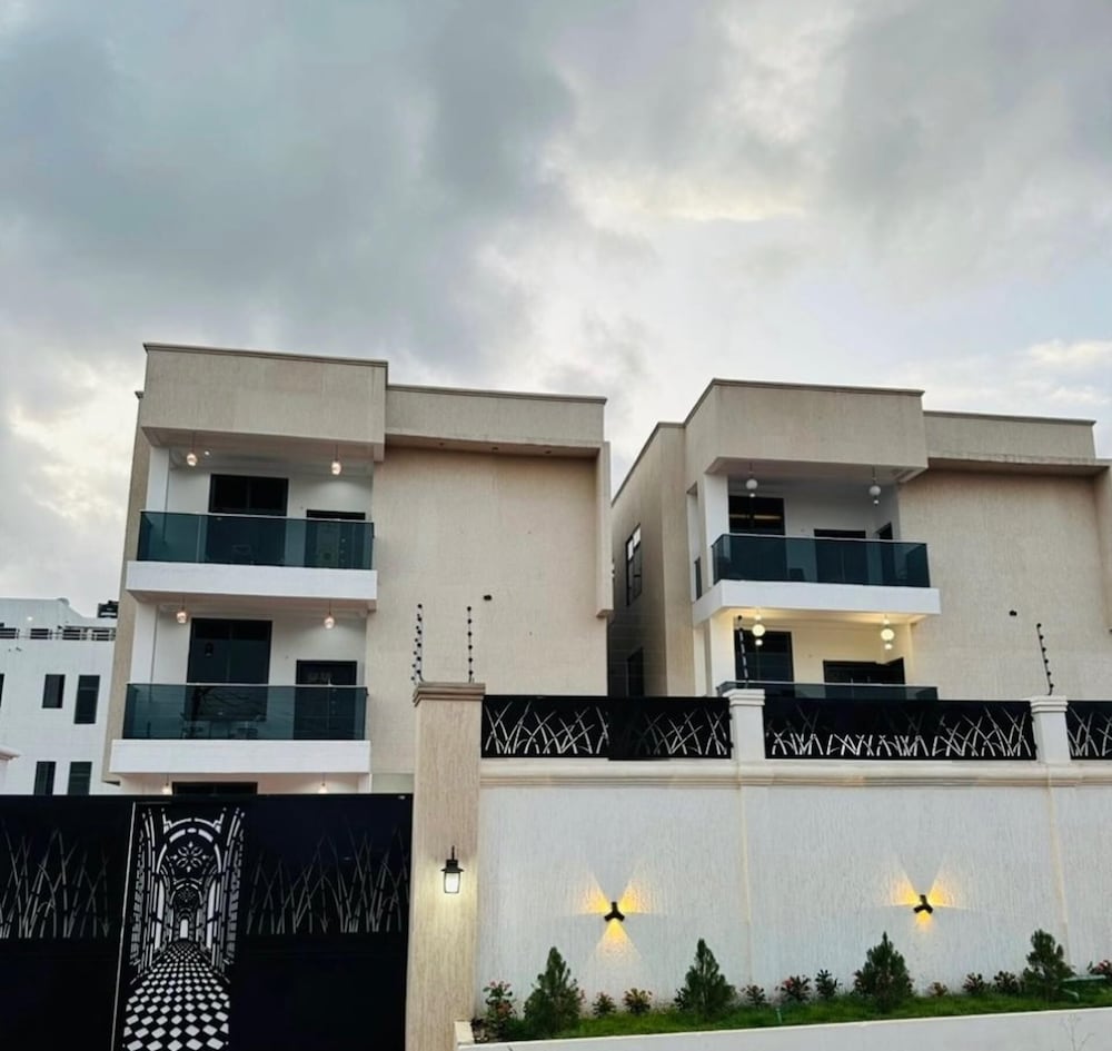 2BR Apartment With Pool and Wifi Near East Airport