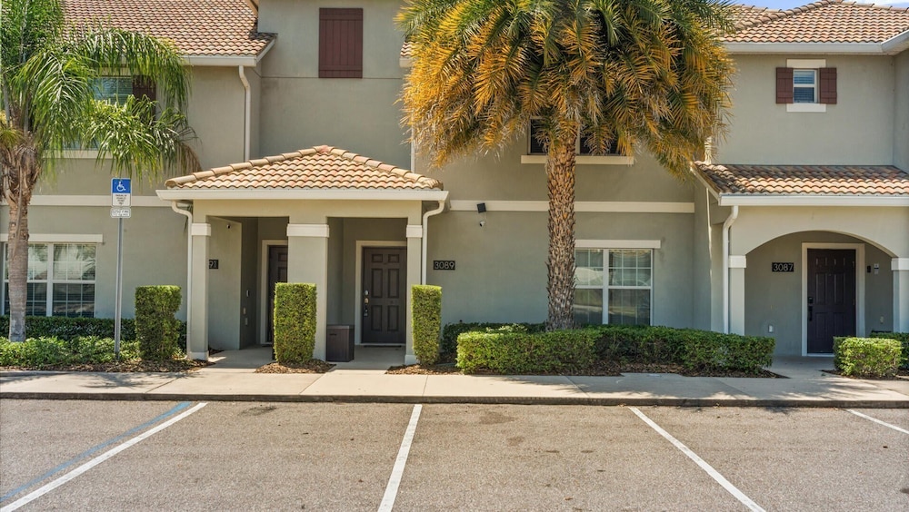 Upstay: Family-friendly 4BR Townhouse w Pool & BBQ