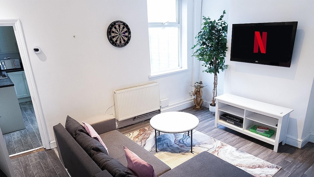 Wolverhampton - 4 Bed House - Free Parking
