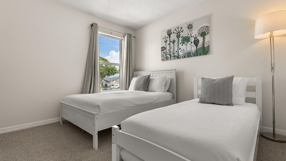 Upstay: Bright Family-friendly Retreat With Patio