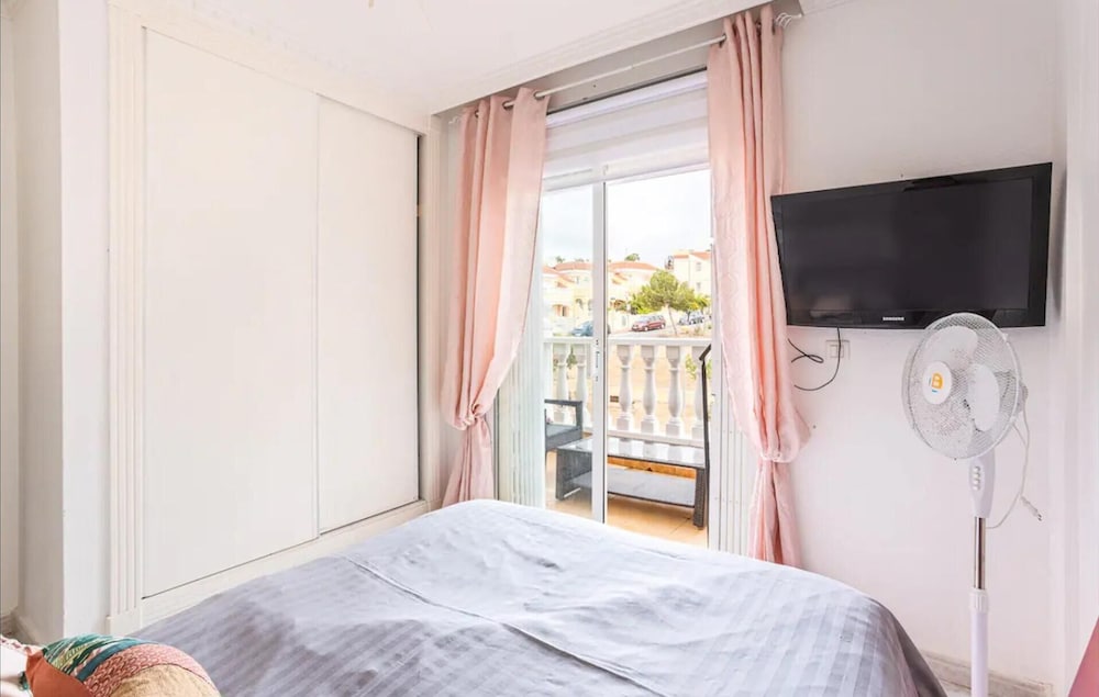 Orihuela Costa, Sleeps 6 With Roof Terrace & Pool