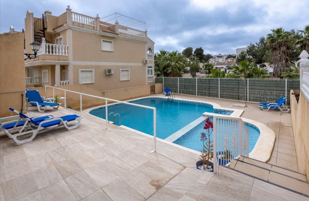 Orihuela Costa, Sleeps 6 With Roof Terrace & Pool