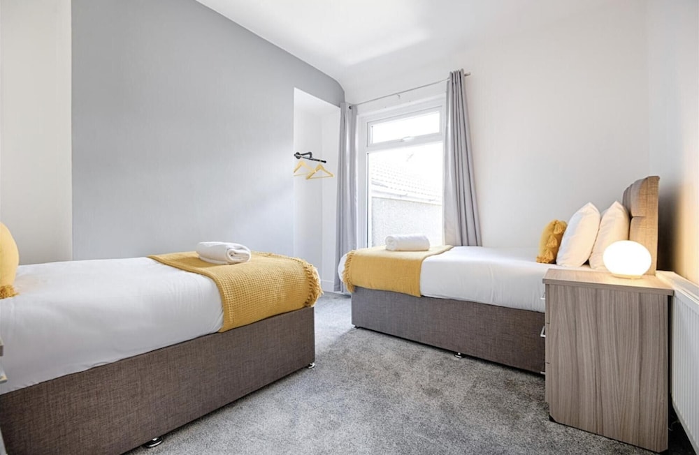 4 Bed House - Sleeps 11 - Pets - Parking - Wifi view 3