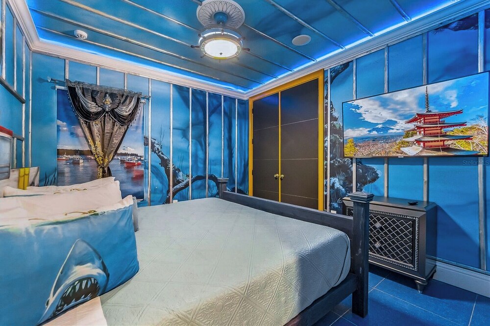 Luxury Mansion w Pool Sleeps 60