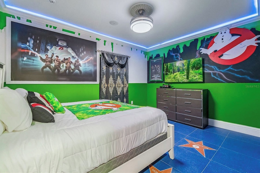 Luxury Mansion w Pool Sleeps 60