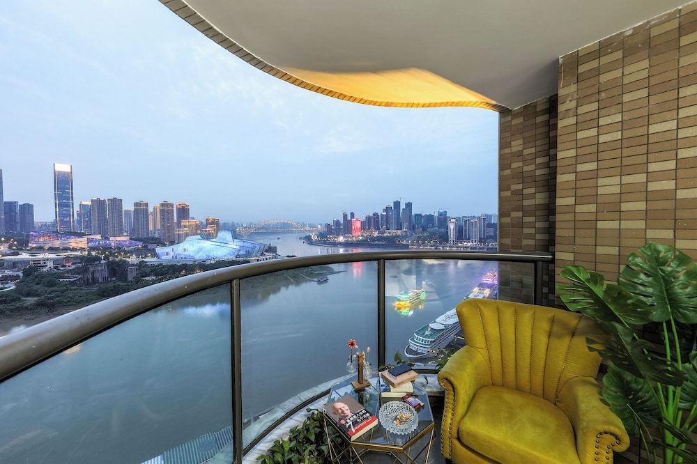 Baihong Riverview Drone Show Apartment
