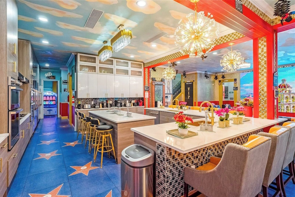Luxury Mansion w Pool Sleeps 60