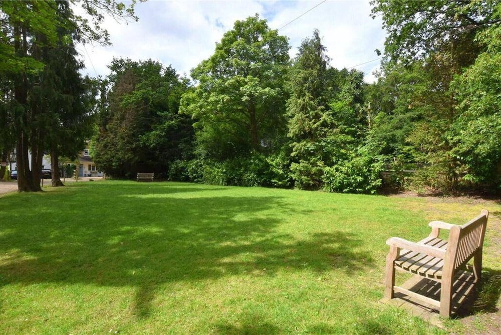 Cobham Home With Annex - Sleeps 6 - bbq & Fire pit