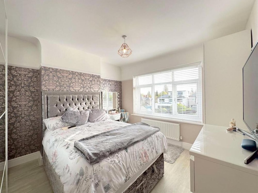 Impeccable 4-bed House in Liverpool view 3