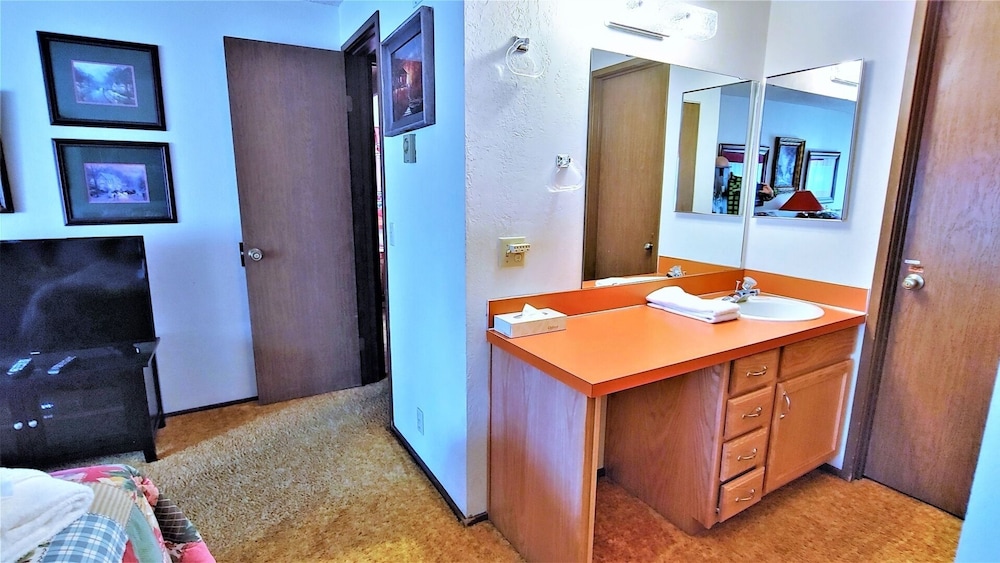 Tennis Village 3 2 Bedroom Apts