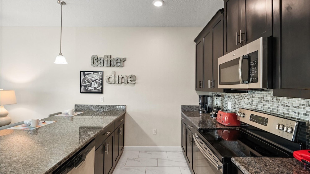 Upstay: Family-friendly 4BR Townhouse w Pool & BBQ