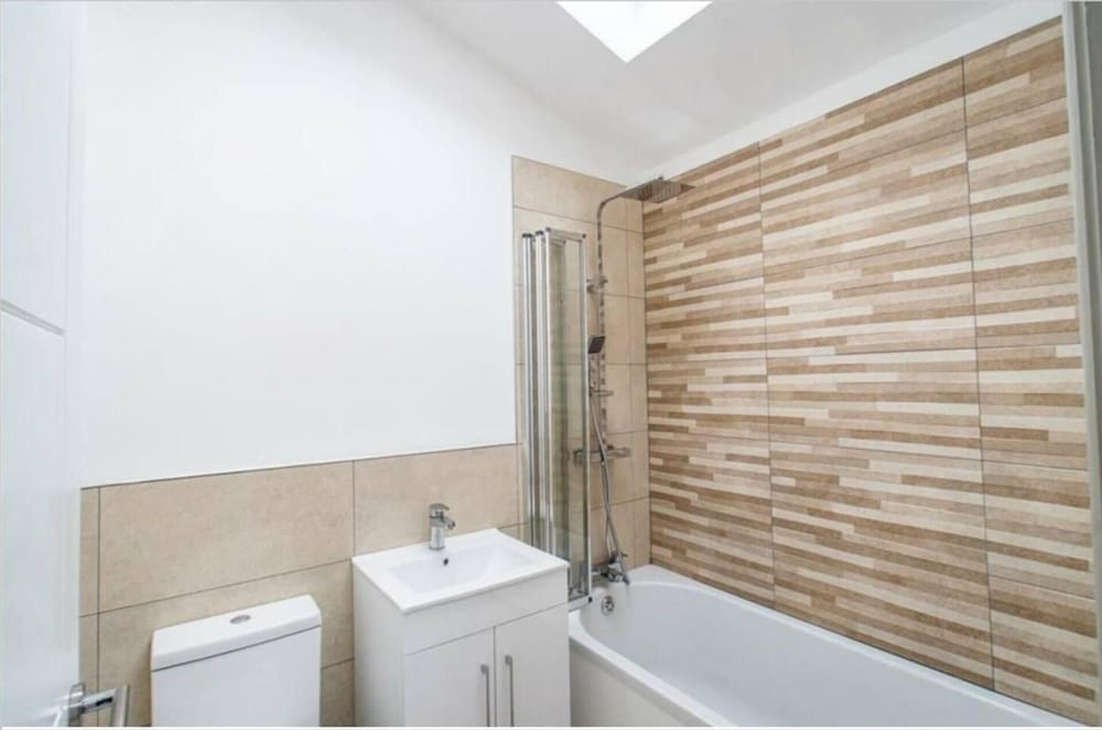 Impeccable 1-bed Apartment in Buxton Town Center view 4