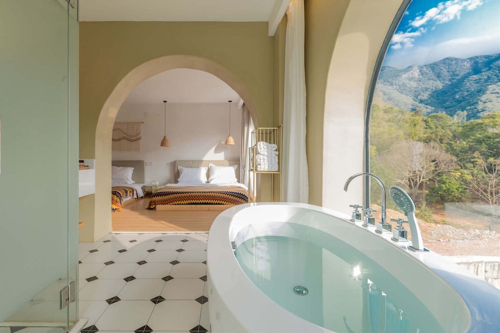 Distant Mountain Guesthouse