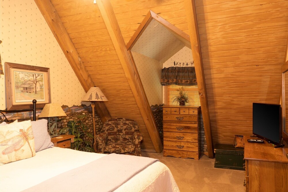 The Loon's Nest - Great Location! - Convenient To Everything! 2 Bedroom Cabin by RedAwning view 5