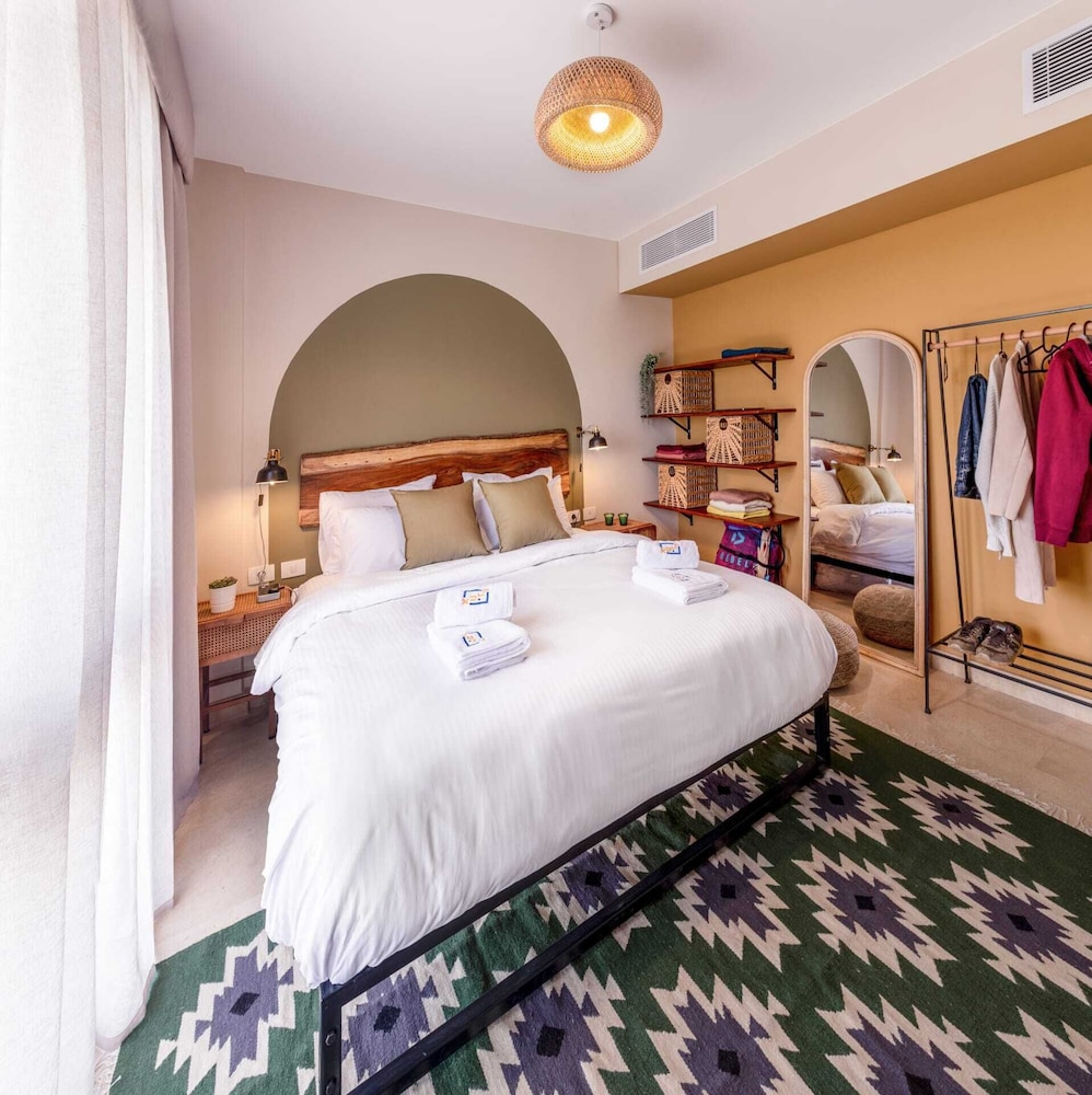 Xuru Stays I Exotic 1bdr w/ Outdoor Terrace Pool & Beach Access
