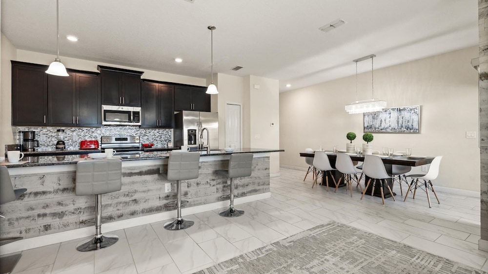 Upstay: Family-friendly 4BR Townhouse w Pool & BBQ