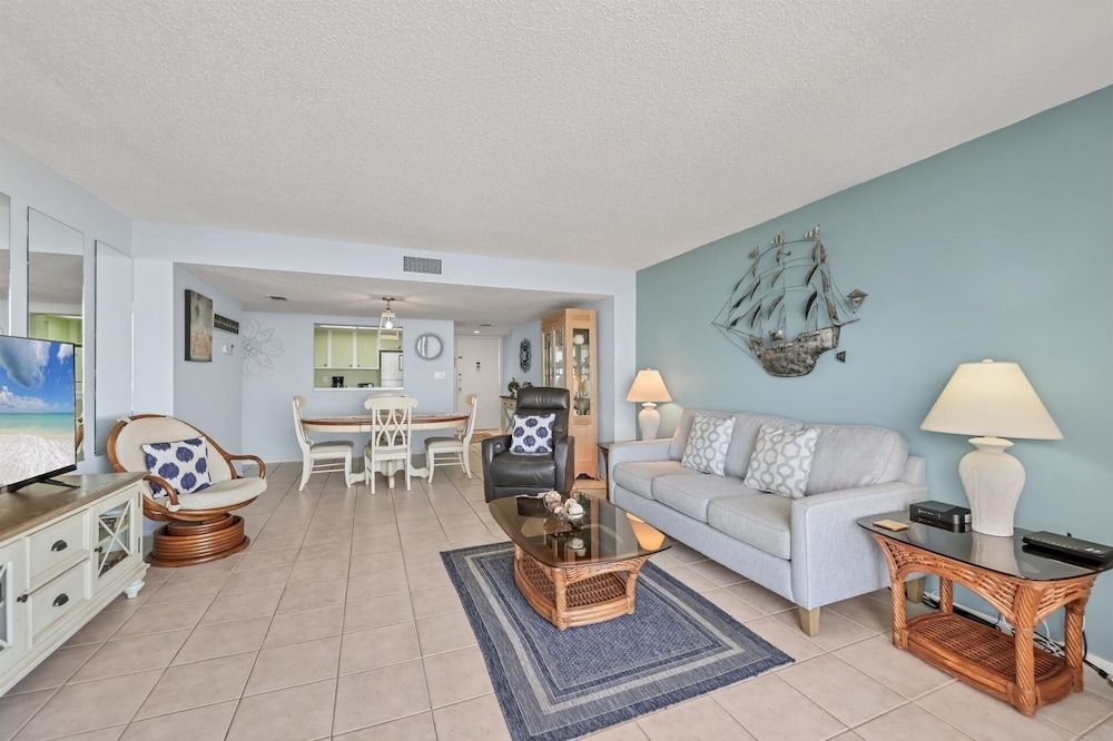 Anchorage Resort 8th Floor Condo In Siesta Key With Resort Amenities And Private Beach Access! 2 Bedroom Condo